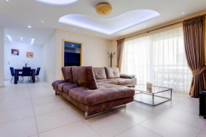 Luxury Apt w/ Side Seaviews and Pool, Top Location